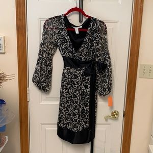 - Vintage(?)Diane von Fürstenberg silk wrap, dress, black and white size 6